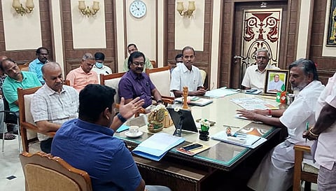 அதிகாரிகளுடன் அமைச்சர் தேனீ.ஜெயக்குமார் ஆலோசனை நடத்திய காட்சி.