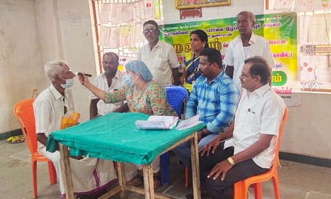முகாமில் ஒருவருக்கு கண் பரிசோதனை செய்த காட்சி.