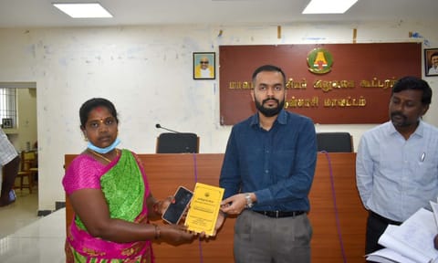 கலெக்டர் ஆகாஷ் , உறுப்பினர் ஒருவருக்கு அடையாள அட்டையை வழங்கிய காட்சி.