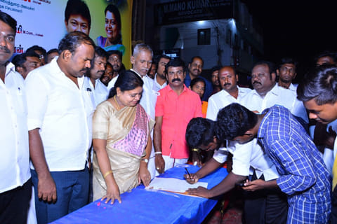 இல்லம் தோறும் இளைஞரணி உறுப்பினர்கள் சேர்க்கையில் பங்கேற்று பார்வையிட்ட அமைச்சர் கீதாஜீவன், அருகில் மேயர் ஜெகன் பெரியசாமி.