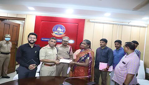 மீட்கப்பட்ட பணத்தை ஒரு பெண்ணுக்கு போலீஸ் சூப்பிரண்டு ஹரிகிரண் பிரசாத் வழங்கினார்.