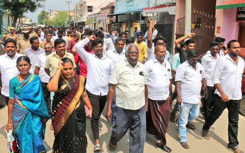 கொலை செய்யப்பட்ட மாயாண்டியின் உறவினர்கள் கோரிக்கைகளை நிறைவேற்றக்கோரி பாளையில் ஊர்வலமாக சென்ற காட்சி.