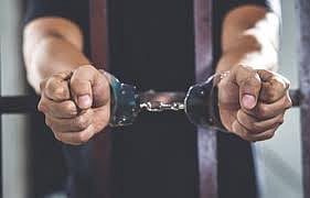 ஆட்டோ டிரைவரிடம் பணம் திருடிய 2 பேர் கைது