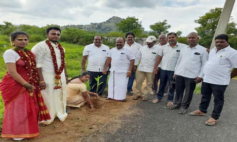 100 மரக்கன்றுகளை நட்ட புதுமண தம்பதி