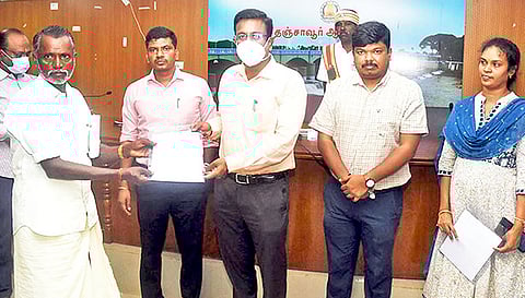 பயனாளிகளுக்கு விலையில்லா வீட்டுமனை பட்டாவிற்கான ஆணையை கலெக்டர் தினேஷ்பொன்ராஜ் ஆலிவர் வழங்கினார்.