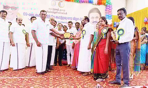 திருப்பத்தூர் தொடக்க வேளாண்மை கூட்டுறவு சங்கத்திற்கு சிறந்த சங்கத்திற்கான விருதை கலெக்டர் அமர்குஷ்வாஹா, சி.என்.அண்ணாதுரை எம்.பி. தலைவர் ராஜாவிடம் வழங்கிய போது எடுத்த படம்.&nbsp;