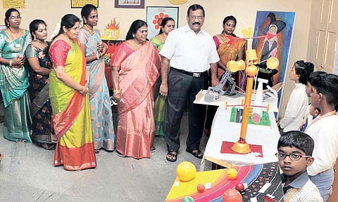 கண்காட்சியை செல்வகணபதி எம்.பி. பார்வையிட்ட காட்சி.