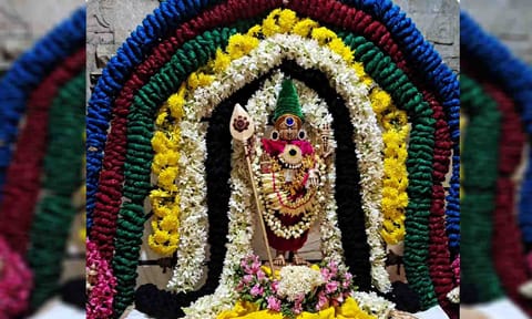முருகருக்கு மலர்களால் அலங்கரிக்கப்பட்ட காட்சி.