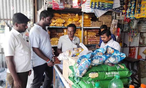 அதிகாரிகள் கடைகளில்   வரி வசூலில் ஈடுபட்ட காட்சி.&nbsp;
