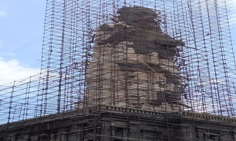 133 அடி உயர திருவள்ளுவர் சிலையில் மழையின் காரணமாக பராமரிப்பு பணி நடைபெறாமல் பாதியில் நிற்பதை படத்தில் காணலாம்
