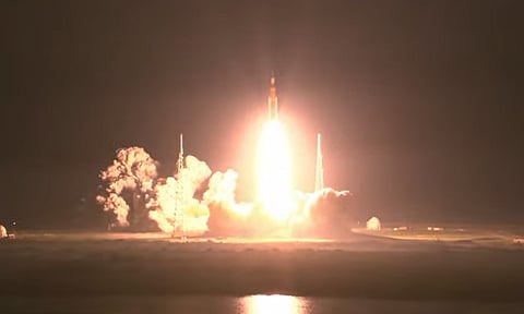 மனிதர்களை அனுப்பும் திட்டம்: நிலவுக்கு ராக்கெட்டை ஏவியது அமெரிக்கா