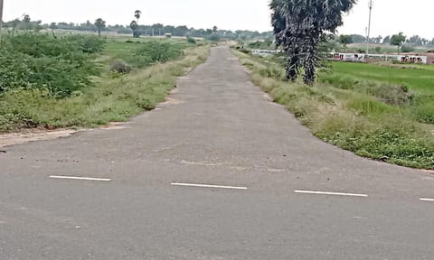 பஸ் நிறுத்தத்தில் நிழற்குடை இல்லாத சாலை.