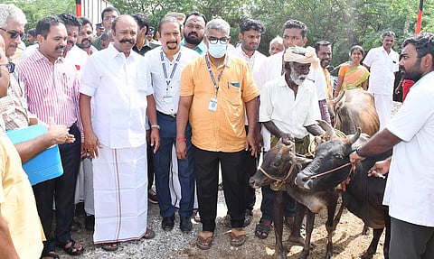 திருப்பத்தூர் யூனியன் காட்டாம்பூர் ஊராட்சி தேவரம்பூர் கிராமத்தில் நடந்த கால்நடை விழிப்புணர்வு முகாமை அமைச்சர் பெரியகருப்பன் தொடங்கி வைத்து பார்வையிட்டார்.
