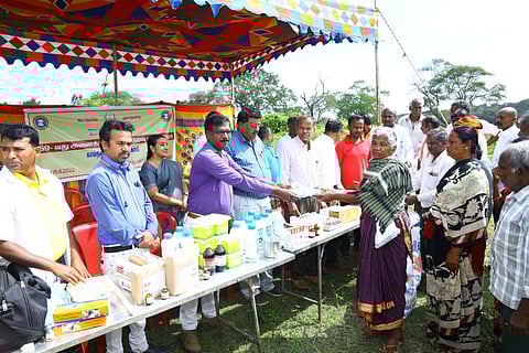 கூட்டுறவு வார விழாவையொட்டி இலவச கால்நடை மருத்துவ முகாம் நடந்தது.