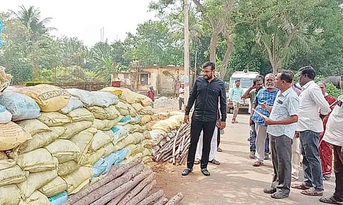 மணல் மூட்டைகள் கலெக்டர் அருண் தம்புராஜ் ஆய்வு செய்தார்.