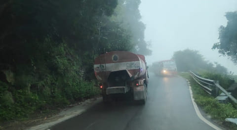 திம்பம் மலைப்பாதையில் கடும் பனி பொழிவு