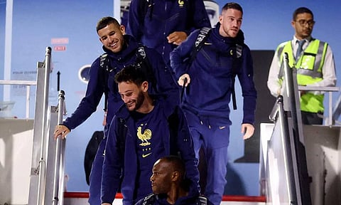 உலக கோப்பை கால்பந்து- பிரான்ஸ், இங்கிலாந்து அணிகள் கத்தார் சென்றன