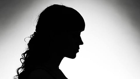 கீழ்ப்பாக்கத்தில் ஒருதலை காதலால் விபரீதம்: கேரள இளம்பெண்ணின் முகத்தில் சரமாரியாக பாட்டிலால் குத்தி கிழித்த வாலிபர்