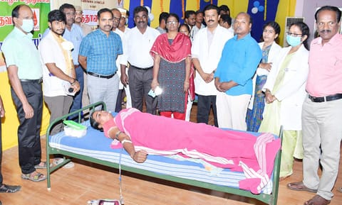 ரத்ததான முகாமை மாவட்ட கலெக்டர் மதுசூதன் ரெட்டி பார்வையிட்டார்.