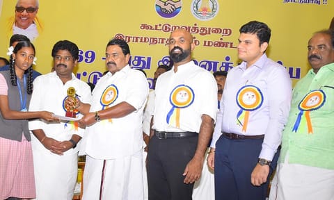 கூட்டறவு வார விழாவில் அமைச்சர் ராஜகண்ணப்பன் பல்வேறு போட்டிகளில் வெற்றி பெற்ற மாணவிக்கு சான்றிதழ் மற்றும் பரிசு வழங்கினார். அருகில் கலெக்டர் ஜானிடாம் வர்கீஸ் உள்பட பலர் உள்ளனர்.