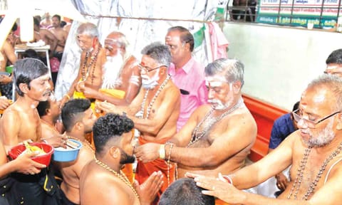 அய்யப்பன் கோவிலில் மாலை அணிவதற்கு குவிந்த பக்தர்களை படத்தில் காணலாம்.
