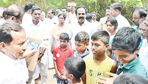 கனமழையால் பாதிக்கப்பட்ட பகுதிகளில் சிறுவர்களுக்கு பிஸ்கட், பிரட் ஆகியவற்றை அமைச்சர் மெய்யநாதன் வழங்கினார்.