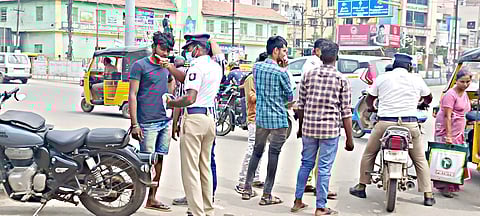 பெரியார் பஸ் நிலையம் அருகே மோட்டார் சைக்கிள்களை மறித்து அபராதம் விதிக்கும் போலீசார்.