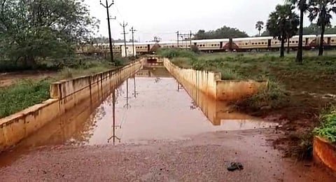 கனமழையால் தரைப்பாலம் மூழ்கி இருப்பதை படத்தில் காணலாம்