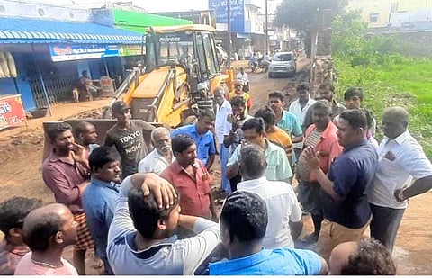 சாலைப் பணியை தடுத்து நிறுத்திய வியாபாரிகள்.