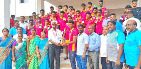 வெற்றி பெற்ற மாணவர்களை படத்தில் காணலாம்.