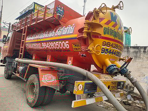 கழிப்பறை கழிவுகளை கொட்டிய லாரி சிறை பிடிப்பு