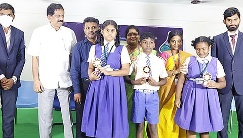 மாணவர்களுக்கு பரிசுகள் வழங்கப்பட்டது.