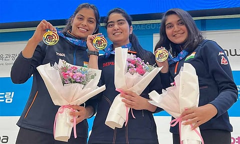 தங்கப்பதக்கம் வென்ற ஜூனியர் பிஸ்டல் அணி வீராங்கனைகள்