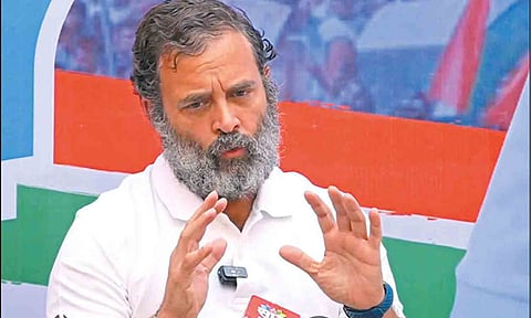 ராகுல்காந்தி நிருபர்களுக்கு பேட்டி அளித்த காட்சி.