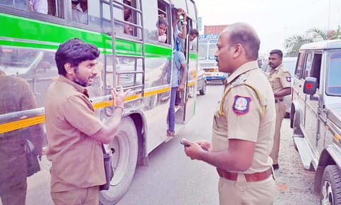 அதிக அளவு பயணிகளை ஏற்றி வந்த  பஸ் நடத்துனரை போலீசார் தடுத்து நிறுத்தி அறிவுரை வழங்கினர்.