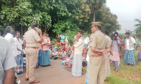 சாலைமறியலில் ஈடுபட்ட பொதுமக்களிடம் போலீசார் பேச்சுவார்த்தை நடத்தினர்.