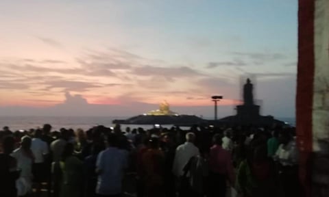 கன்னியாகுமரியில் மேகமூட்டத்தால் சூரியன் உதயமாகும் காட்சியை பார்க்க முடியாமல் சுற்றுலா பயணிகள் ஏமாற்றத்துடன் திரும்பிய காட்சியை காணலாம்.