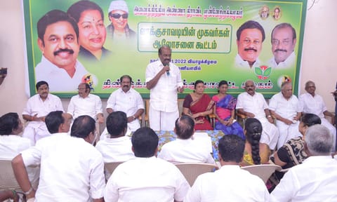 கூட்டத்தில் முன்னாள் அமைச்சர் நத்தம் இரா.விசுவநாதன் பேசினார்.