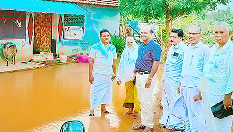 மழைநீர் சூழ்ந்த பகுதிகளை பேரூராட்சி செயல் அலுவலர் காலசாமி ஆய்வு.