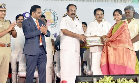 புத்தக கண்காட்சி தொடக்க விழாவில் இளைய கலைஞர்களுக்கான ேபாட்டிகளில் வெற்றி பெற்ற மாணவ-மாணவிகளுக்கு அமைச்சர்கள் சாத்தூர் ராமச்சந்திரன், தங்கம் தென்னரசு ஆகியோர் பரிசு வழங்கினர். அருகில் கலெக்டர் மேகநாதரெட்டி, போலீஸ் சூப்பிரண்டு மனோகர், தங்கபாண்டியன் எம்.எல்.ஏ. உள்ளனர்.