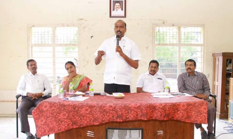 &nbsp;கூட்டத்தில் சேர்மன் குமார் பேசிய போது எடுத்த படம்.
