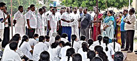 போராட்டம் நடத்திய மாணவ-மாணவிகளிடம் ஆர்.பி.உதயகுமார் எம்.எல்.ஏ. பேச்சு வார்த்தை நடத்தினார்.
