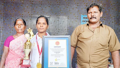 சாதனைபடைத்த செல்வபிரியா மற்றும் அவரது பெற்றோர்.

