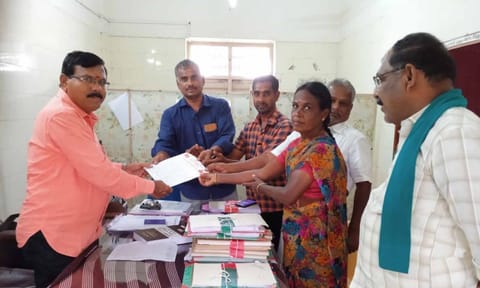 மனு கொடுக்கப்பட்ட காட்சி.