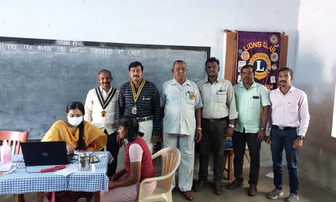 பள்ளியில் கண் பரிசோதனை முகாம் நடைபெற்ற போது எடுத்தபடம்.