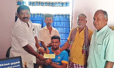 மாற்றுதிறனாளி மாணவருக்கு வேப்பிலான்குளம் பஞ்சாயத்து தலைவர் வேல்முருகன் நிதி உதவி வழங்கிய காட்சி.