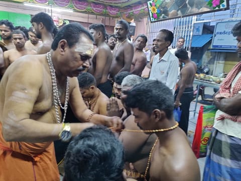 மாலை அணிந்து விரதம் தொடங்கிய அய்யப்ப பக்தர்கள்