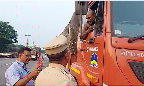 தருமபுரியில் 10 மாதங்களில் நடந்த வாகன சோதனையில்  விதிகளை மீறியவர்களிடம் ரூ.3.5 கோடி அபராதம் வசூல்  -724 வாகனங்கள் பறிமுதல் செய்து முடக்கம்