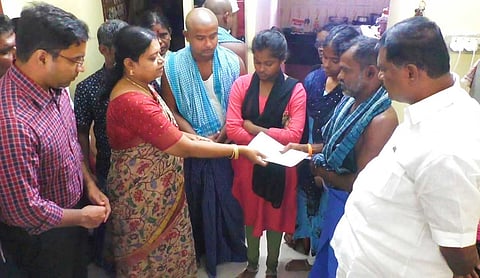 நிவாரண நிதிக்கான காசோலையை அமைச்சர் கீதாஜீவன் வழங்கிய காட்சி. அருகில் மார்க்கண்டேயன் எம்.எல்.ஏ., கலெக்டர் செந்தில்ராஜ் ஆகியோர் உள்ளனர்.