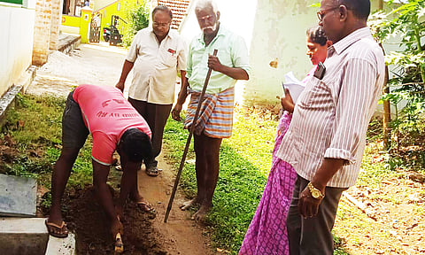 ஜோலார்பேட்டை பகுதியில் கட்டணம் செலுத்தாத வீட்டின் முன்பு இருந்த குடிநீர் இணைப்பு துண்டிப்பு பணியை நகராட்சி ஊழியர்கள் மேற்கொண்டனர்.